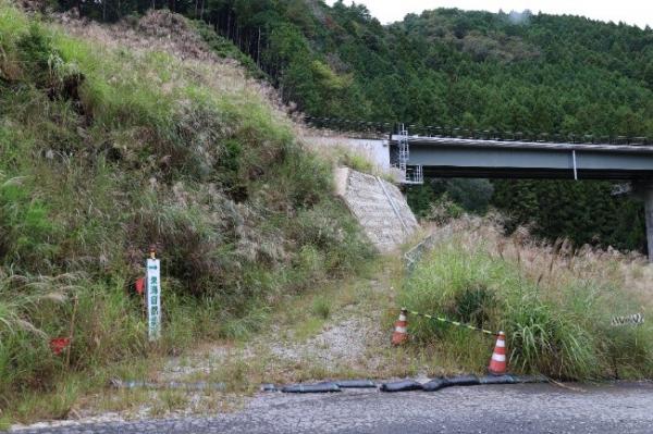 真新しい水没付替え道路の橋の下を東海自然歩道が伸びる様子