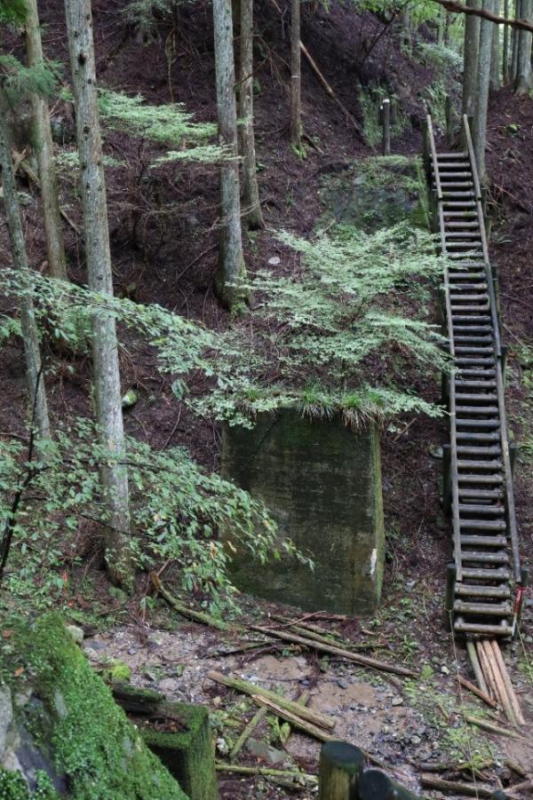 橋脚跡だけが残り、その横に東海自然歩道の階段がある様子