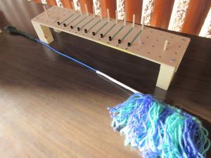 毛糸と針金ハンガーのモップ作りのための補助具