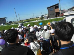 風船を使って、水の流れ・ゴミの除去方法を説明する様子