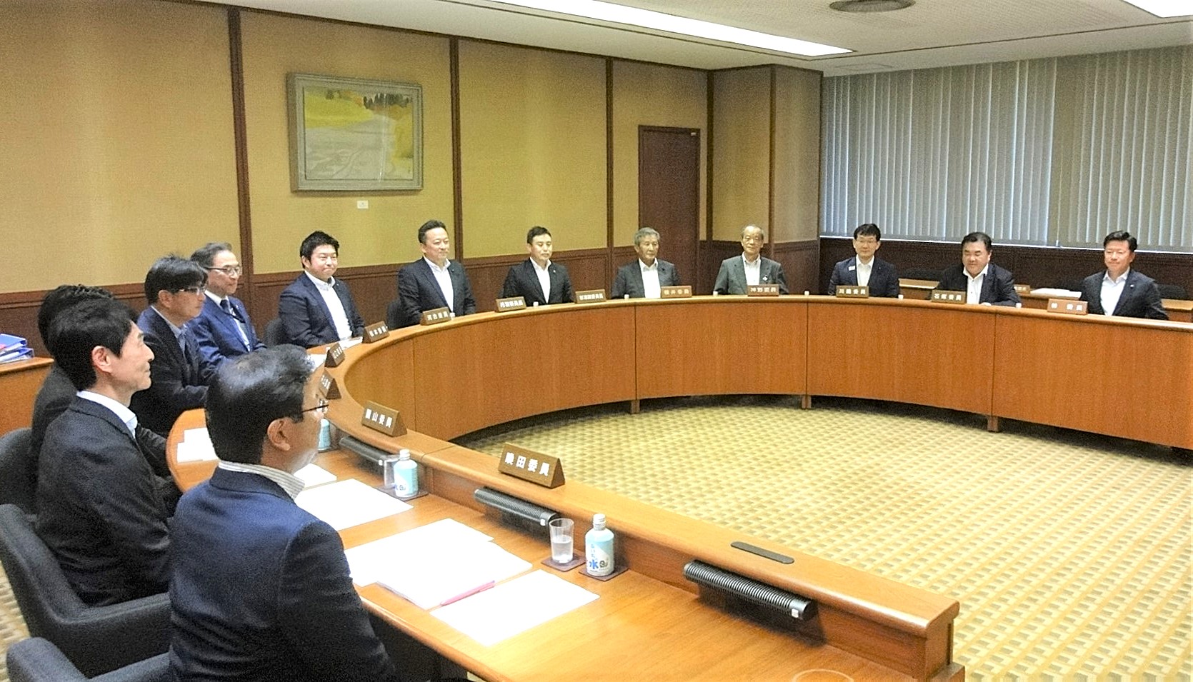 建設委員会の審査風景画像