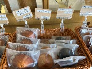 かごに入ったマドレーヌやフィナンシェ