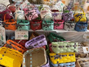 赤色や黄色、緑色などのカラフルなたくさんの編みかご