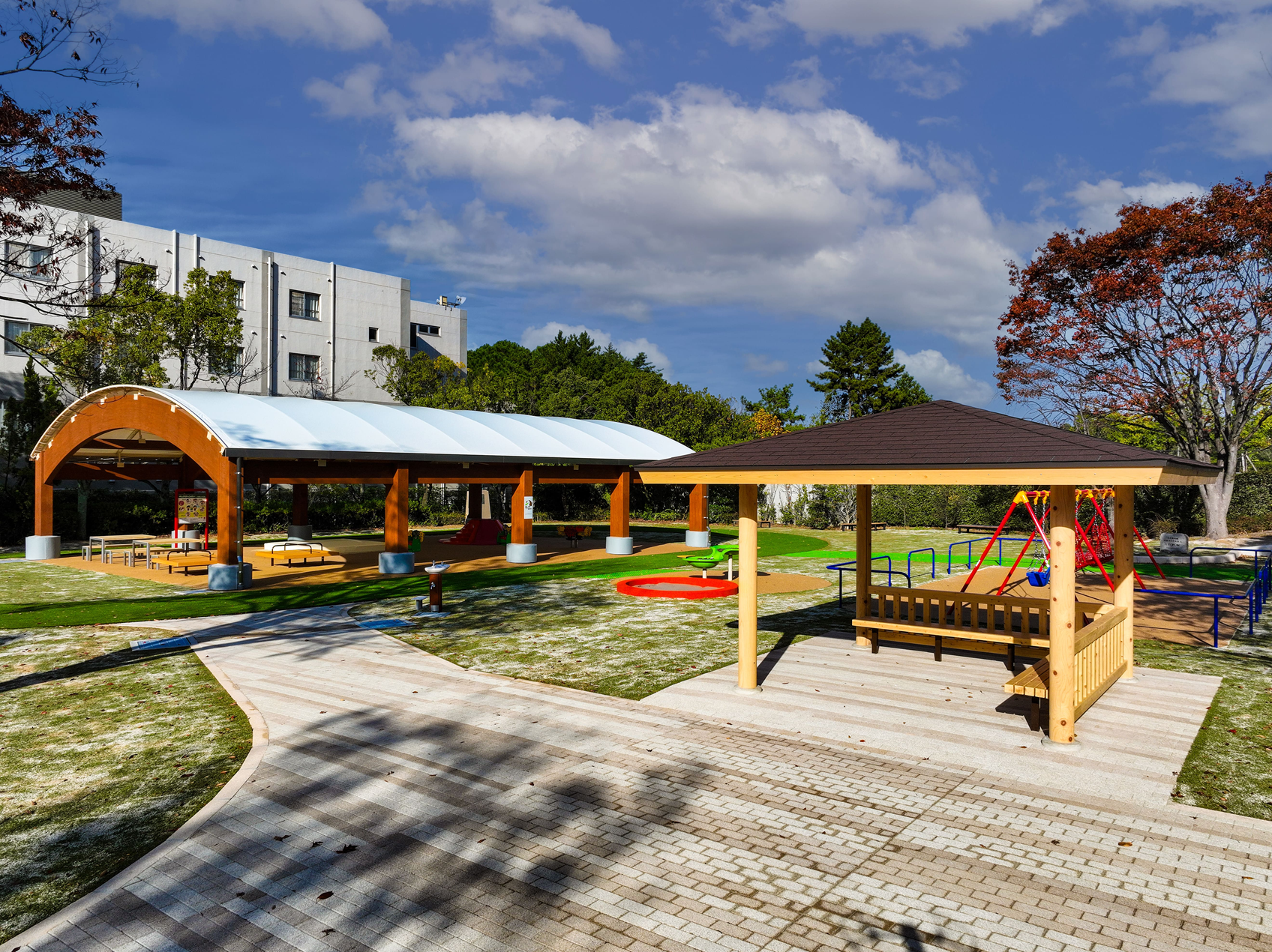 中京競馬場ぱかぱかぱーく 屋外 左に木造大屋根 右に木造休憩所