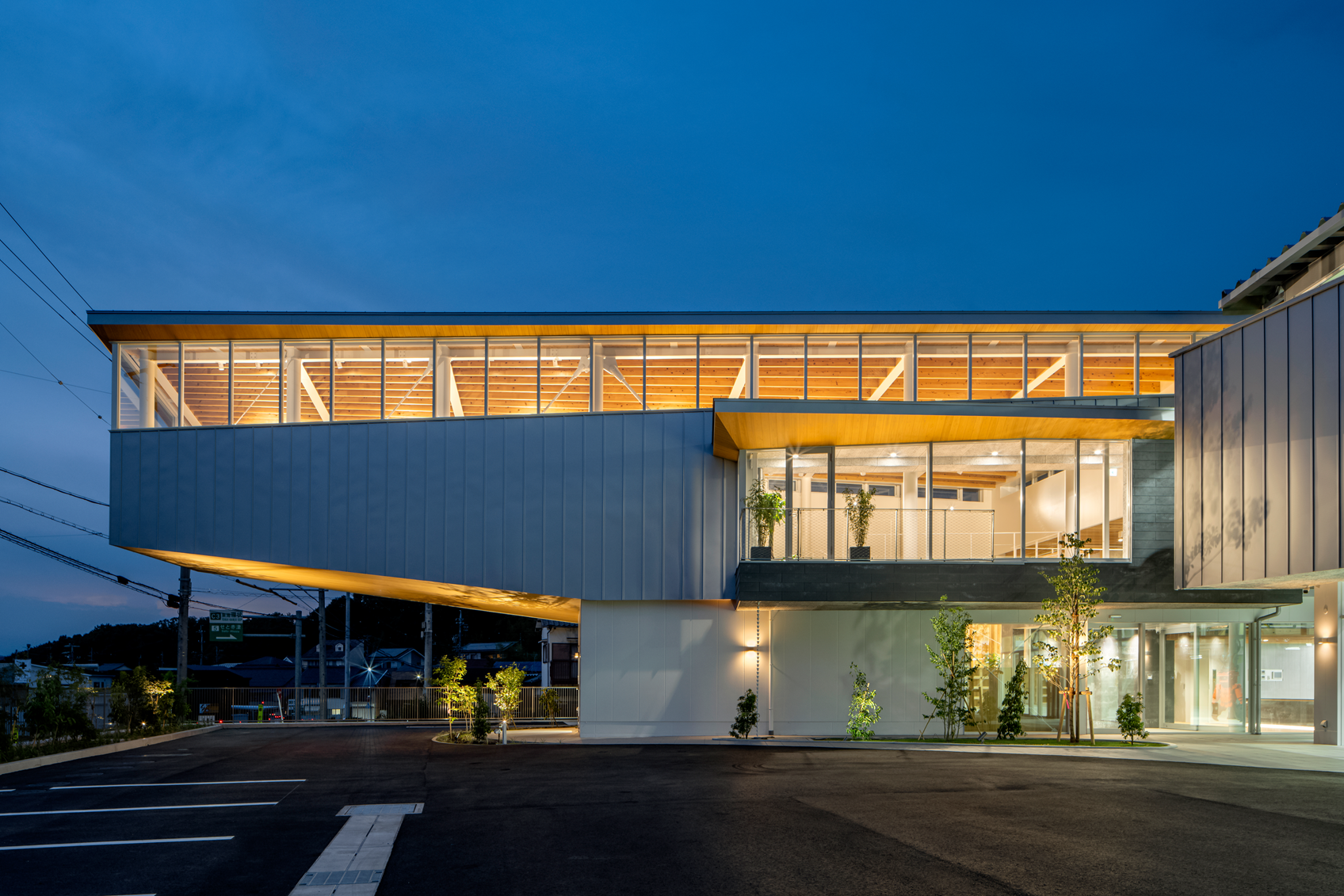 川口組テクノセンター 夜間の外観南側 温かな明かりが地域の新たな景観となっている