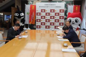 協定締結の様子