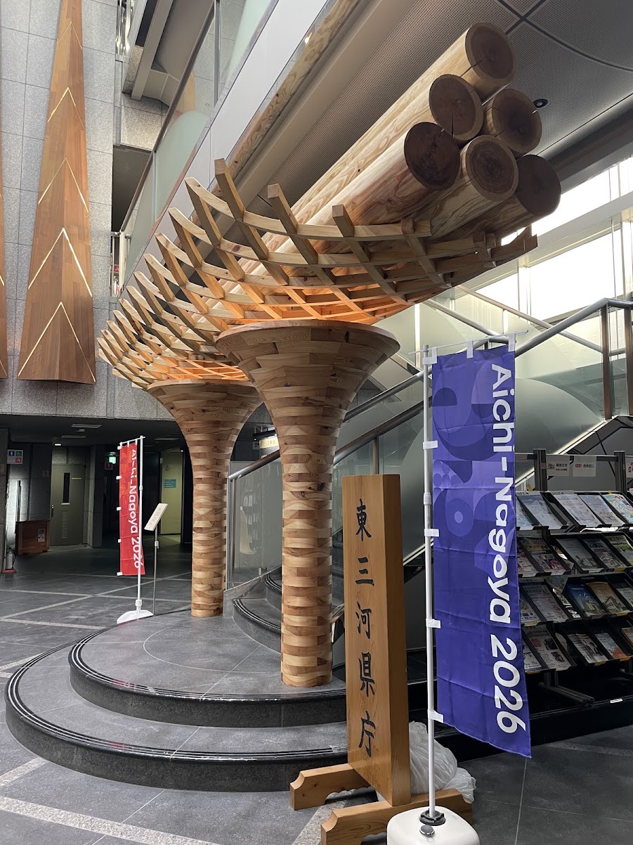 木質化された東三河総合庁舎エントランス（側面）の画像