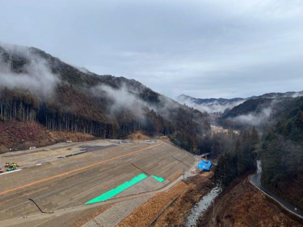 新設楽大橋から残土埋立地を見た様子