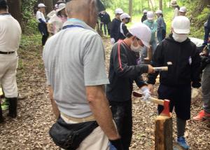 間伐材を活用した薪割体験