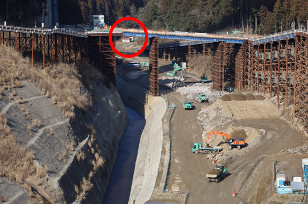 工事用道路に囲まれた廃線敷の様子