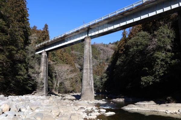 高さがある橋梁を下から見上げた様子