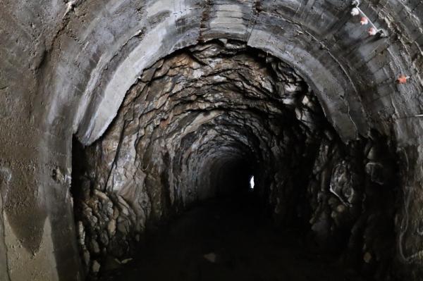 碍子がトンネル上部に残る様子