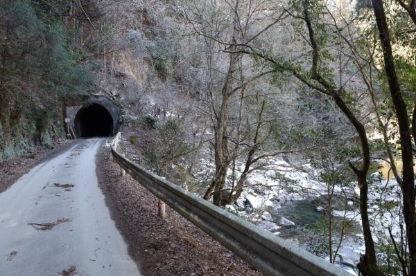 トンネルと川の流れ