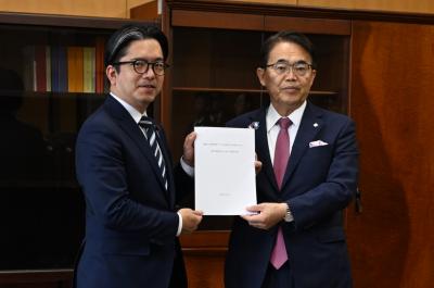 金子容三内閣府大臣政務官１
