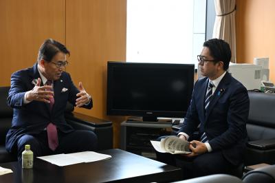金子容三内閣府大臣政務官２