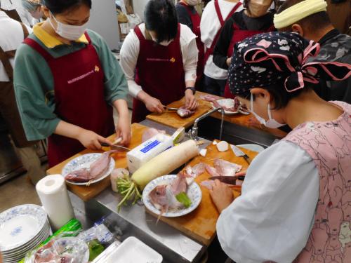 漁業士とともに魚食普及料理交流会を実施しています。