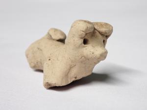 小さな素焼きの犬の人形です。