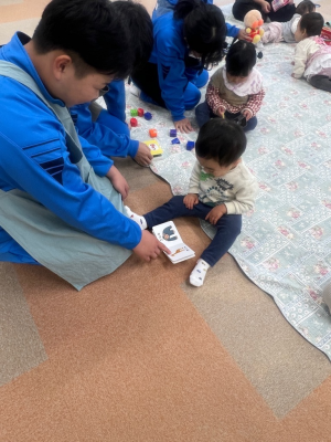 中学生　赤ちゃん抱っこ体験