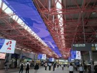 金山総合駅　紫色の装飾