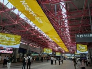 金山総合駅　黄色の装飾