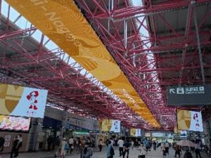 金山総合駅　橙色の装飾