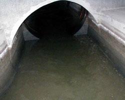 汚水が管渠を流れる様子