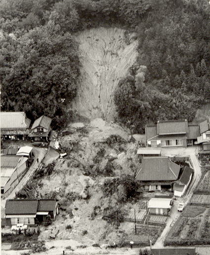 裏山の崩壊により直撃を受けた家屋(豊田市上川口町地内)