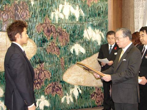 神田知事から表彰を受ける杉浦博之選手
