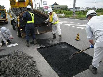 舗装修繕機動班作業中