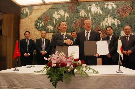 神田知事(当時)とベトナム計画投資省シン副大臣との調印の様子