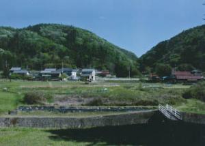 下半田川町の集落と里山・水田