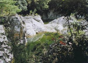 馬の背岩と名号池
