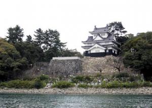 ゆったりと流れる豊川と緑に覆われた吉田城址