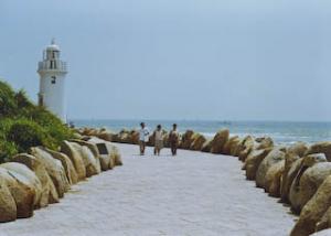伊良湖岬灯台と海辺の遊歩道