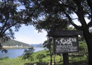 木曽川扶桑緑地公園より望む国宝犬山城