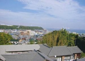 河和の街並みと海