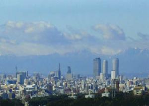 名古屋のシンボルと鈴鹿山脈