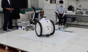 図 小型ビークルロボットのワイヤレス給電風景