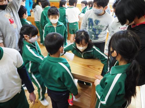 木製品に豊根小学校の生徒が触れる様子