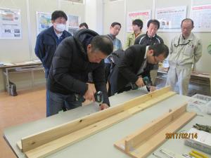 電動ドライバーを使ったL型金具止め