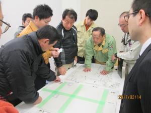 読み上げられた情報に基づき、避難者の配置を検討
