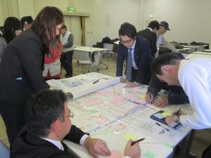 会社所在地の地図に被害予測を記入した付箋を貼る